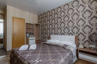 Гостиница Кама Ижевск Семейный номер с общей ванной комнатой-8