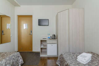 Гостиница Кама Ижевск Двухместный номер с 2 отдельными кроватями и общей ванной комнатой-5