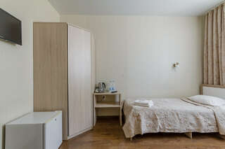 Гостиница Кама Ижевск Двухместный номер с 2 отдельными кроватями и общей ванной комнатой-3