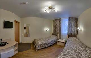 Гостиница Кама Ижевск Двухместный номер с 1 кроватью или 2 отдельными кроватями и общей ванной комнатой-1