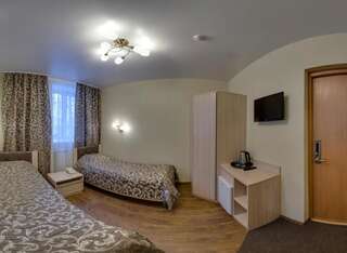 Гостиница Кама Ижевск Двухместный номер с 1 кроватью или 2 отдельными кроватями и общей ванной комнатой-2
