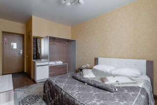 Гостиница Кама Ижевск Семейный номер с общей ванной комнатой-3