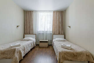 Гостиница Кама Ижевск Двухместный номер с 2 отдельными кроватями и общей ванной комнатой-6