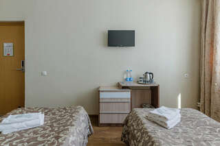 Гостиница Кама Ижевск Двухместный номер с 1 кроватью или 2 отдельными кроватями и общей ванной комнатой-3