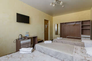 Гостиница Кама Ижевск Семейный номер с общей ванной комнатой-6